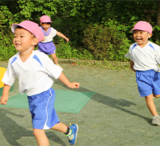 園庭で遊ぶ子供たち