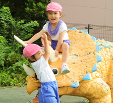 園庭で遊ぶ子供たち