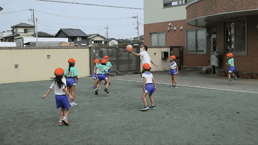 園庭で遊ぶ子供たち