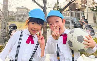 仲良しな2人の子供